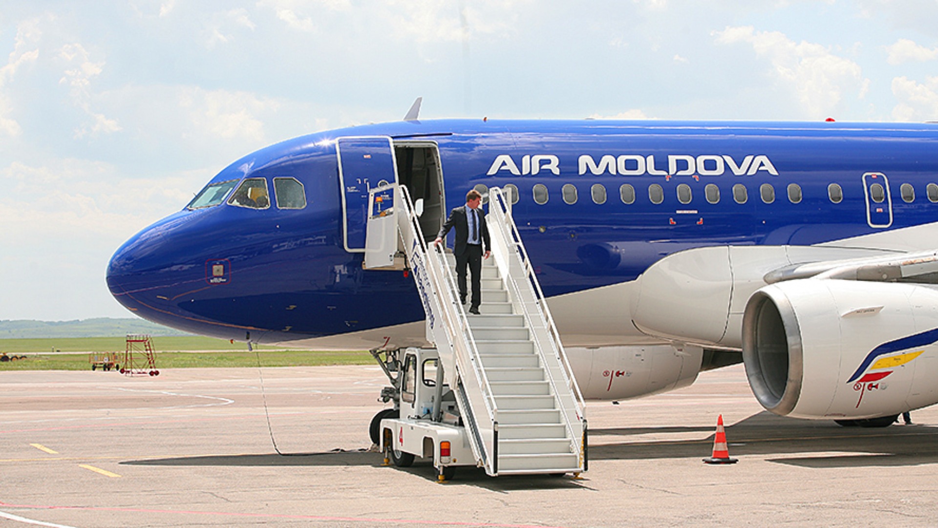 Молдавия самолеты. Самолет Air Moldova Airbus a319. Молдавский самолет в АИР Молдова. Самолёт Air Moldova 737. Самолеты АИР Молдова фото.